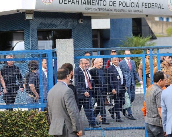 Lula deixa a prisão em Curitiba após decisão do STF