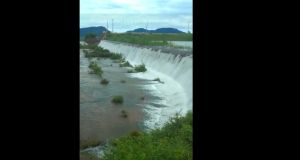 Guanambi: Barragem de Ceraíma Sangra e Prefeitura Alerta Ribeirinhas.