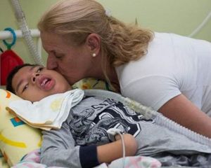 A tocante história da enfermeira que adotou garoto com paralisia cerebral abandonado pelos pais