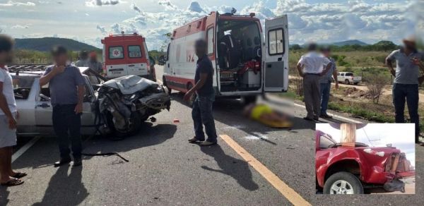 Colisão entre carro e caminhonete na BR-030 deixa cinco pessoas feridas, em Guanambi
