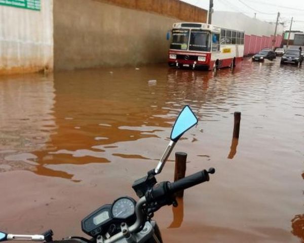Caculé: Forte chuva alaga ruas e invade pontos comercias da cidade. EMBASA registra 68mm
