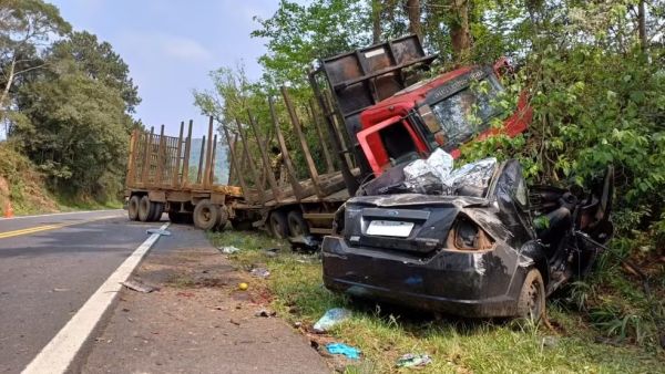 Grave acidente entre carro e caminhão deixa 5 mortos em SC