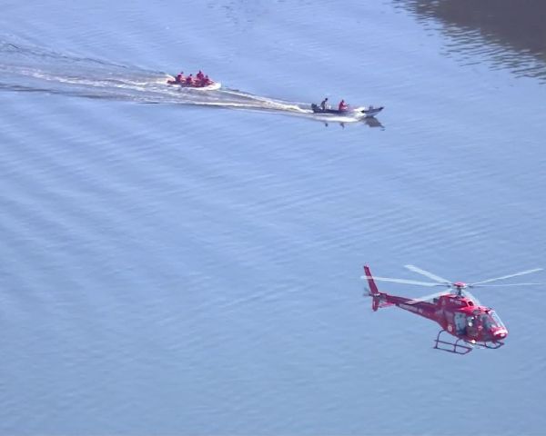 Helicóptero da PM cai na Baía de Guanabara, Rio; um morre