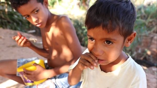 Retrato da fome: caldo com ossos alimenta família por três dias em Cuiabá