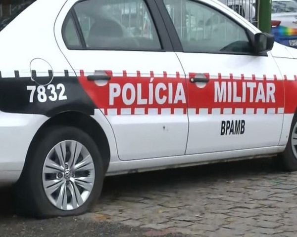Viaturas da PM têm pneus furados durante bloco de carnaval em João Pessoa