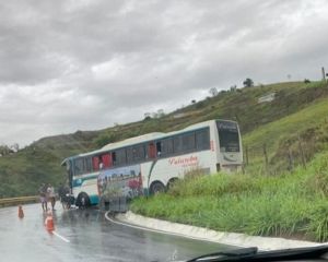 Ônibus bate de frente com carreta em rodovia do sudoeste da Bahia; não houve feridos