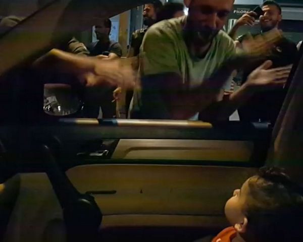 Manifestantes cantam &#039;Baby Shark&#039; para criança durante protesto no Líbano