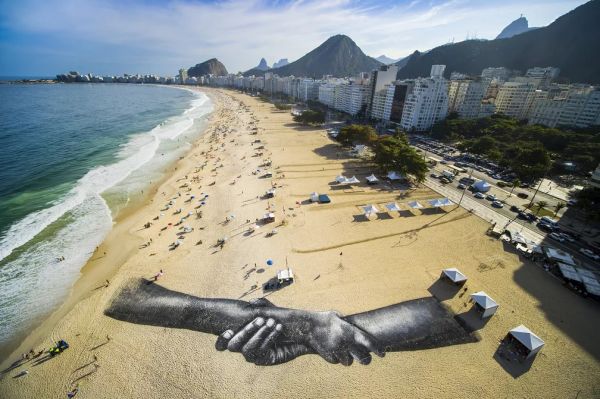 Copacabana entra para a ‘maior corrente humana do mundo’ com megapintura; veja como ficou
