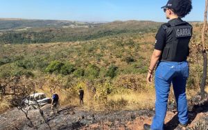 Policiais periciam carro que foi achado queimado em área de buscas por Lázaro Barbosa