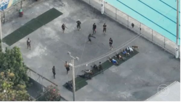 Rio de Janeiro: imagens mostram criminosos dando treinamento de guerrilha no Complexo da Maré.