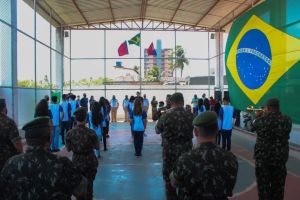 Escolas cívico-militares têm meta, eficácia e desempenho desconhecidos