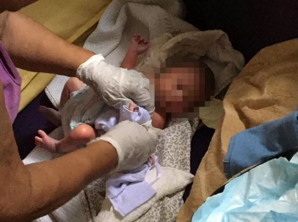 mulher achou bebê em saco dentro de lixo na Bahia