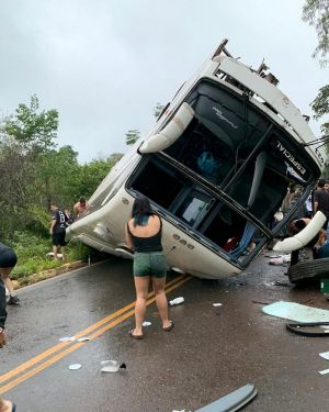 &#039;Estava descontrolado descendo a ladeira&#039;, conta estudante que estava em ônibus que tombou na BR-259