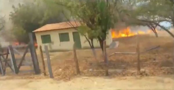 Incêndio em Barra se aproxima de imóveis e moradores se dizem desesperados: &#039;Fogo está acabando com