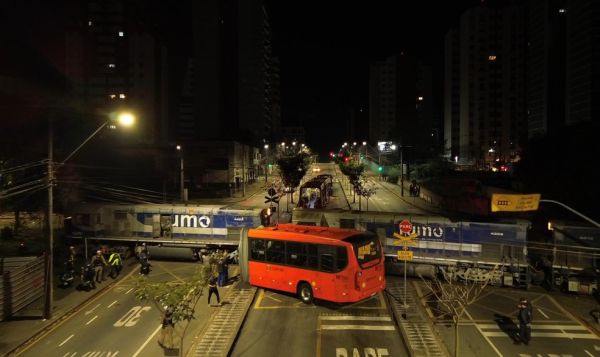 &Ocirc;nibus biarticulado parte ao meio ap&oacute;s colis&atilde;o com trem em Curitiba e deixa 11 feridos