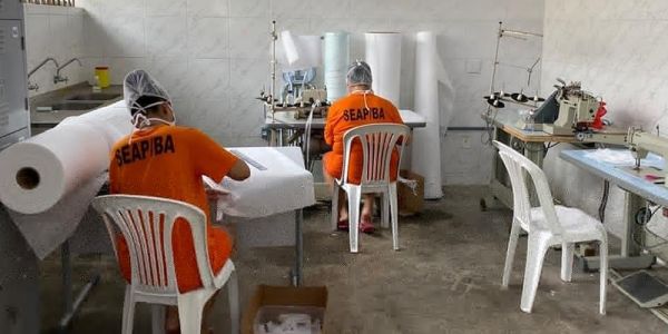 Detentos de sete complexos prisionais baianos produzem máscaras para ajudar no combate ao coronavíru