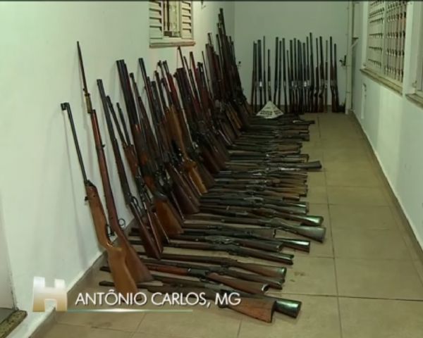 PM apreende mais de 260 armas de fogo em casa em Antônio Carlos, MG