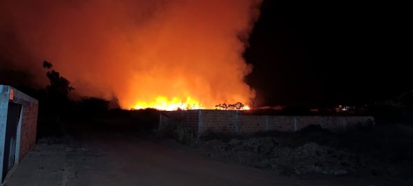 Amea&ccedil;a Vis&iacute;vel: Queimada Criminosa Assusta Moradores do Bairro Morada Nova