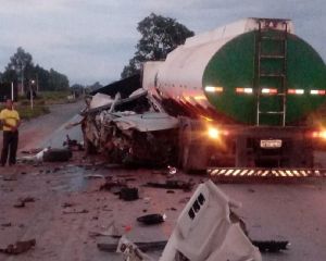 Caminhonete fica destruída ao ser esmagada por carretas na BA e motorista sobrevive com ferimentos l