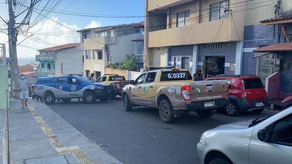 Polícia deflagra operação contra grupo criminoso no Nordeste de Amaralina; cinco suspeitos são preso