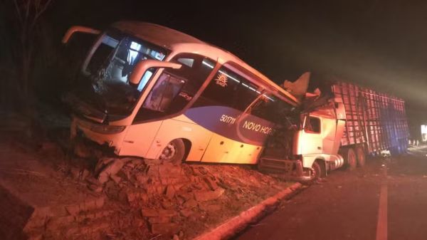 M&atilde;e e filho de 5 anos morrem ap&oacute;s grave acidente entre &ocirc;nibus da Novo Horizonte e carreta em MG