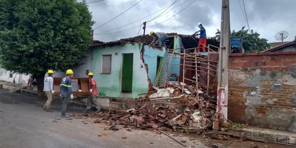 Brumado:Família desabrigada recebe auxílio da prefeitura e defesa civil avalia outras casas em risco