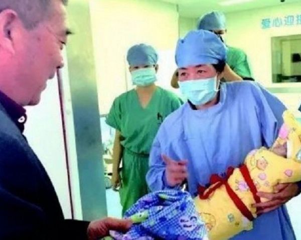 Aos 67 anos, mulher dá à luz na China